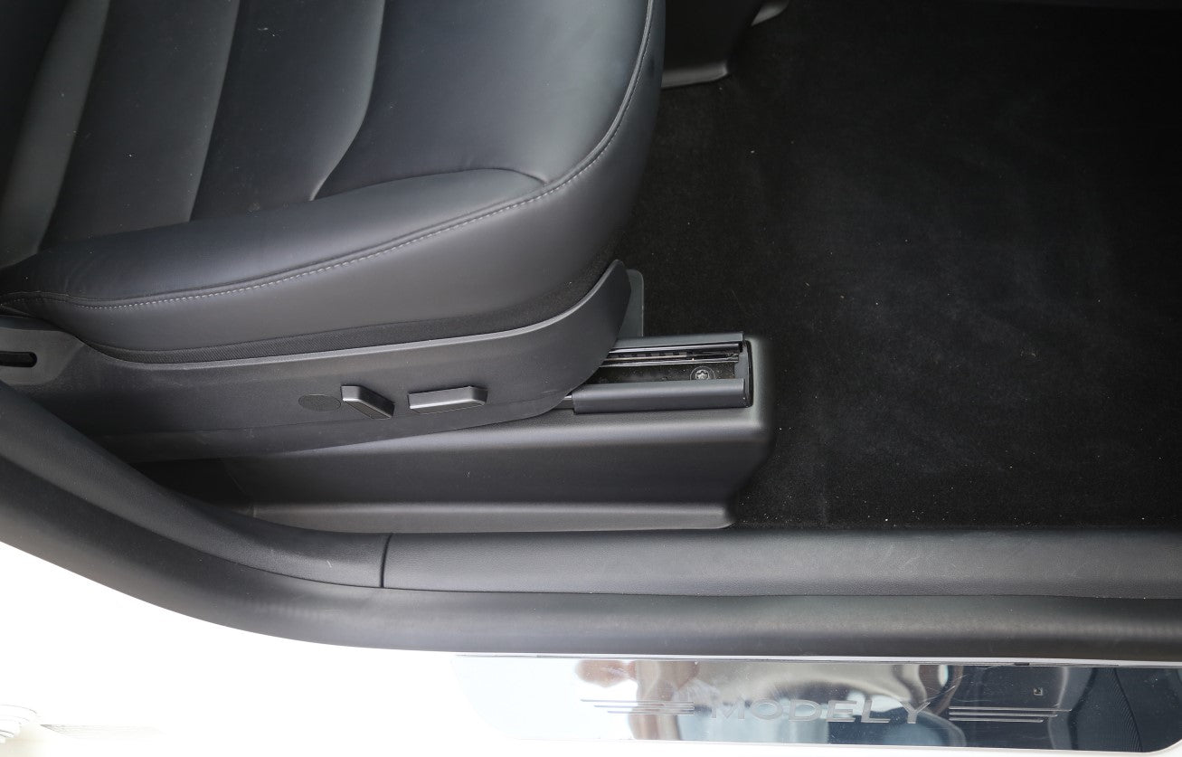 Tesla Model Y – hörnskydd under sätena – produktbild 6