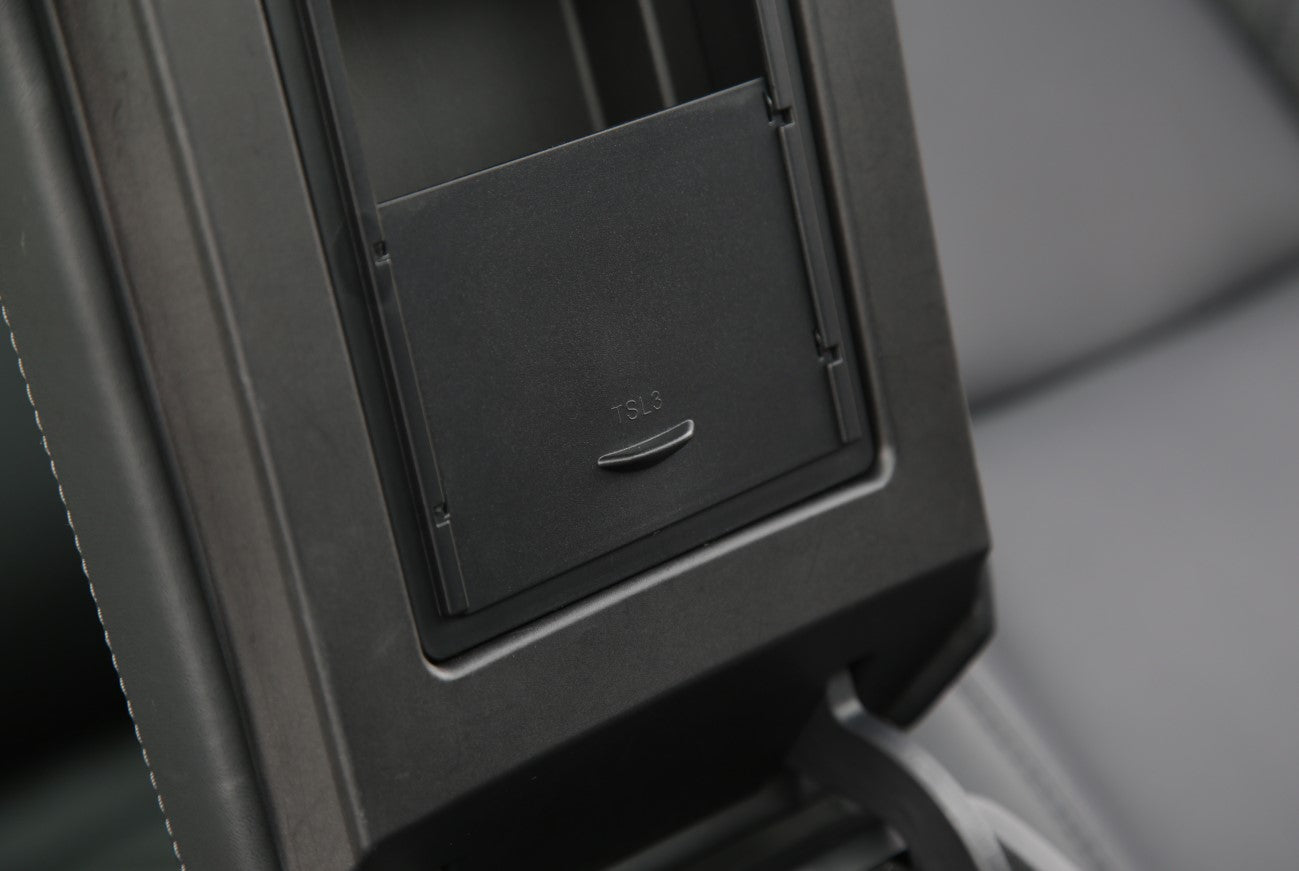 Tesla Model 3/Y – opbevaringsrum under armlænets låg – produktbillede 3