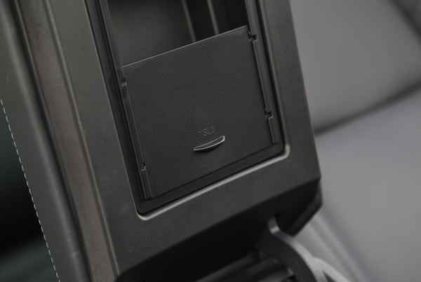 Tesla Model 3/Y – opbevaringsrum under armlænets låg – produktbillede 3
