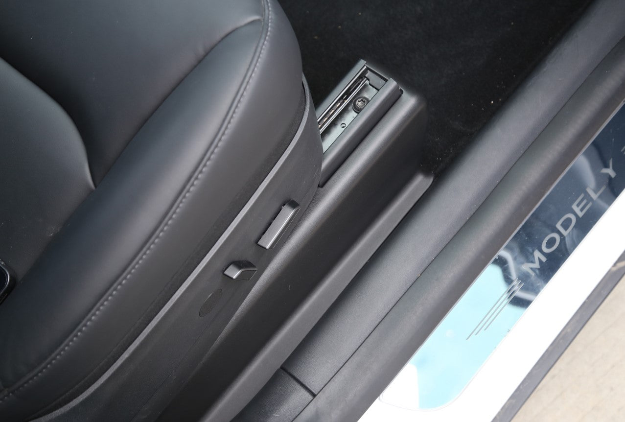 Tesla Model Y – hörnskydd under sätena – produktbild 2
