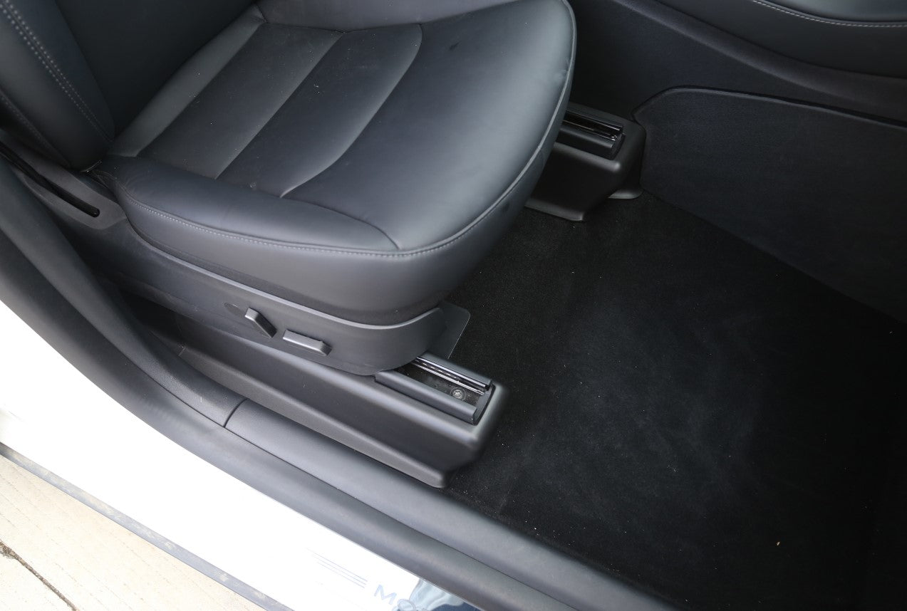 Tesla Model Y – hörnskydd under sätena – produktbild 3