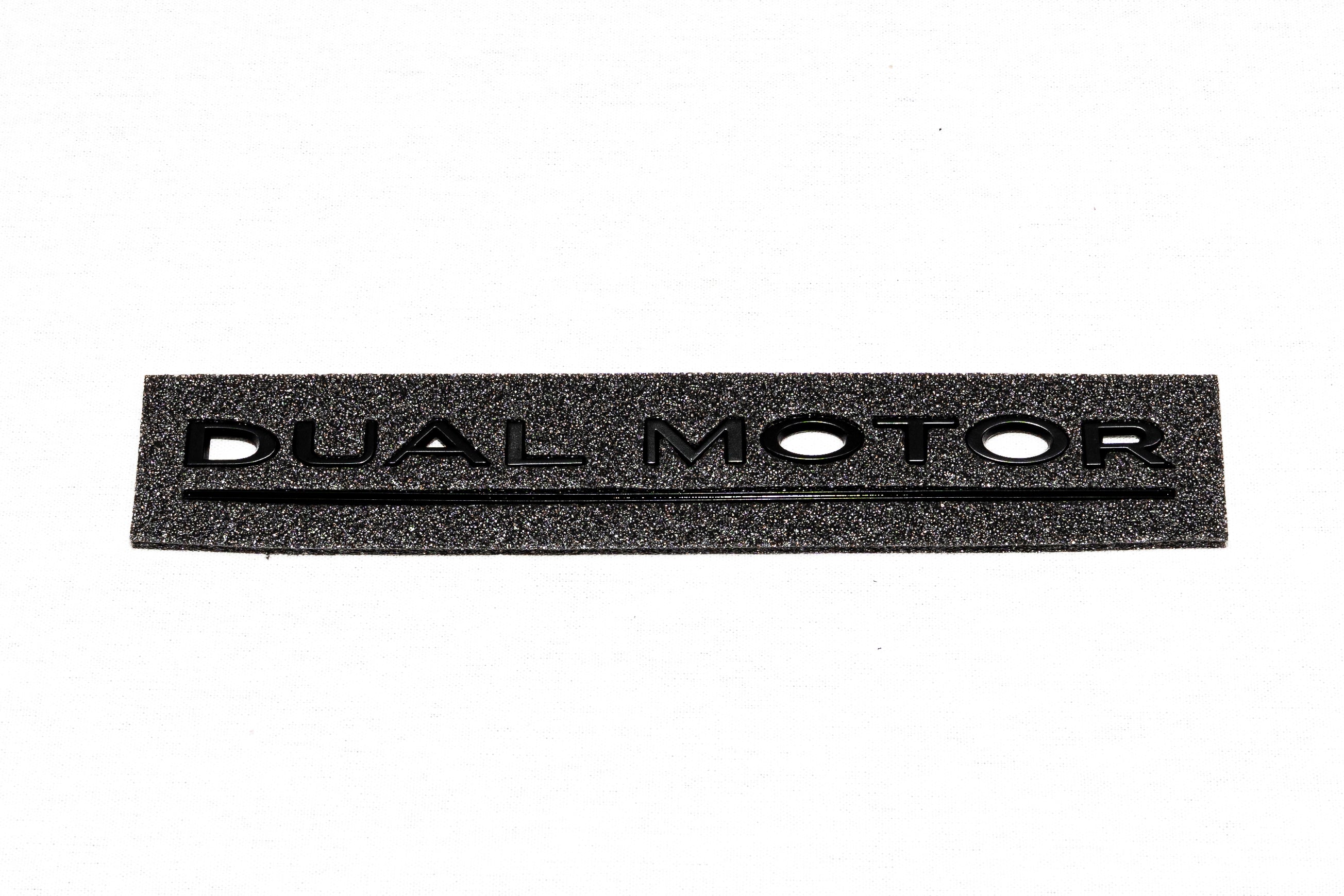 DUAL MOTOR-embleem voor achterklep – productafbeelding 2